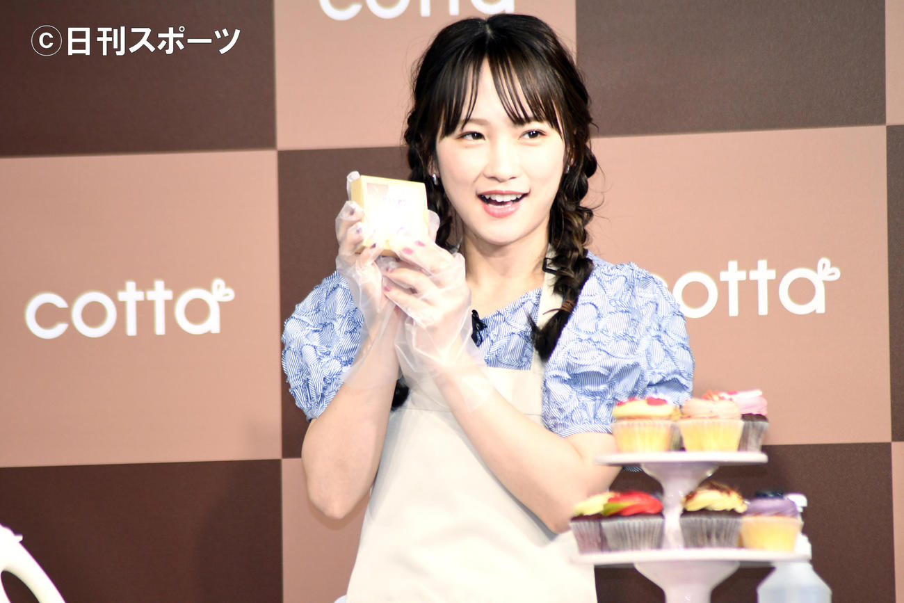 お菓子作り向けサイト「cotta」新商品発表会で手作りチョコを手に笑顔の川栄李奈（撮影・大友陽平）