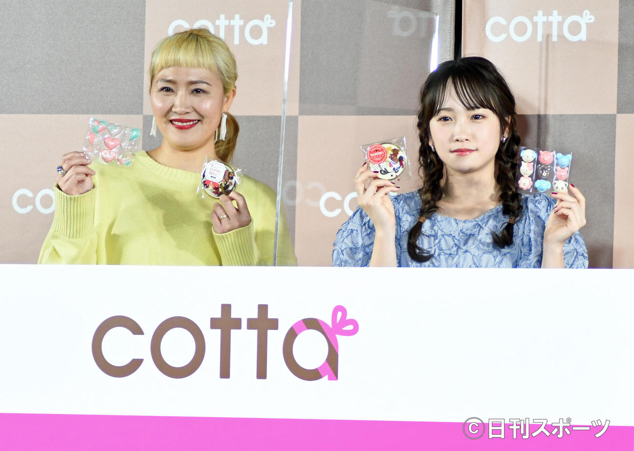 お菓子作り向けサイト「cotta」新商品発表会に出席した丸山桂里奈（左）と川栄李奈（撮影・大友陽平）
