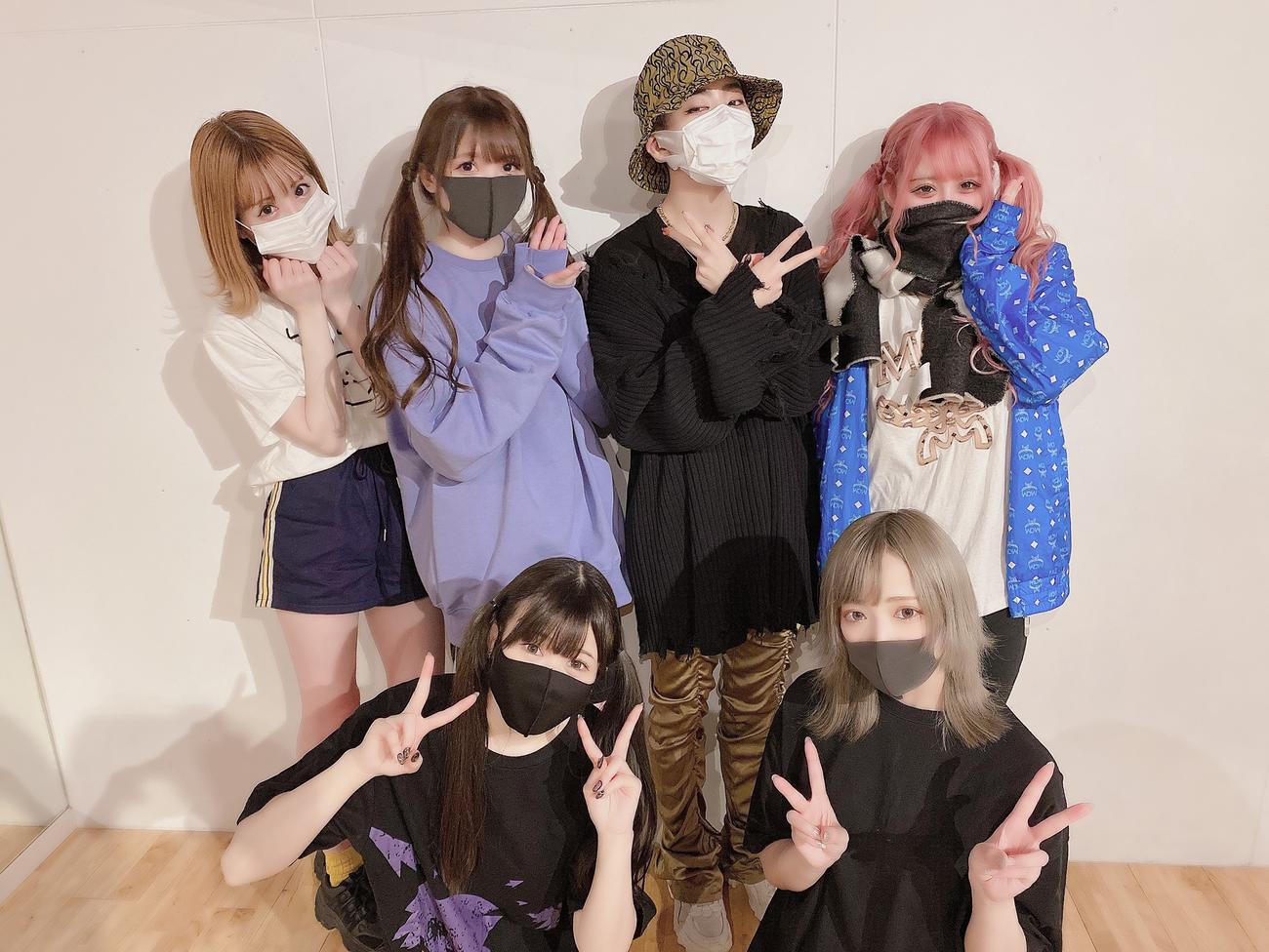MiiSのメンバーたち。前列左から城咲そら、にーな・うぁぷら、後列左からひなのぴーす、ゆあいあや、1人おいて宇佐美暖。後列左から3人目は振り付けを担当のカミヤサキ