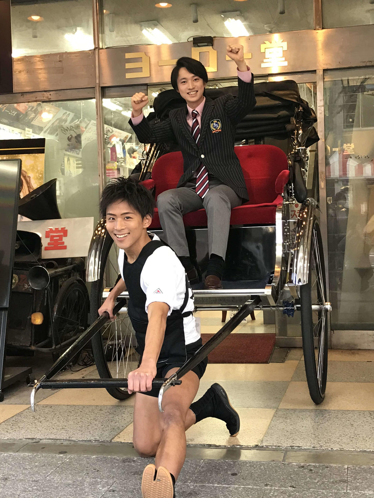 新曲「霧雨の夜は更ける」発売記念配信ライブで人力車に乗って笑顔の青山新（後方）