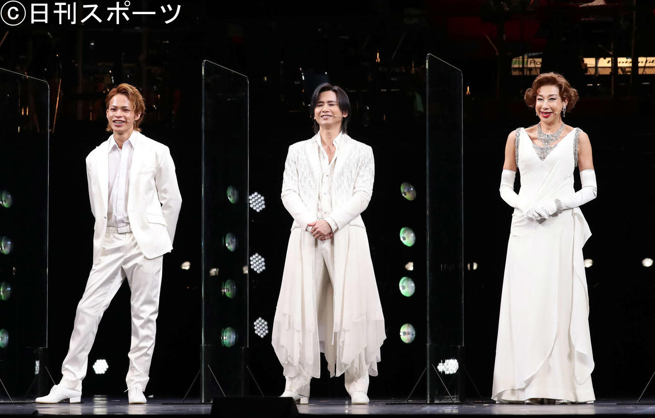 舞台「Endless SHOCK　－Eternal－」公開ゲネプロを前に囲み取材に応じる、左から上田竜也、堂本光一、前田美波里（撮影・丹羽敏通）