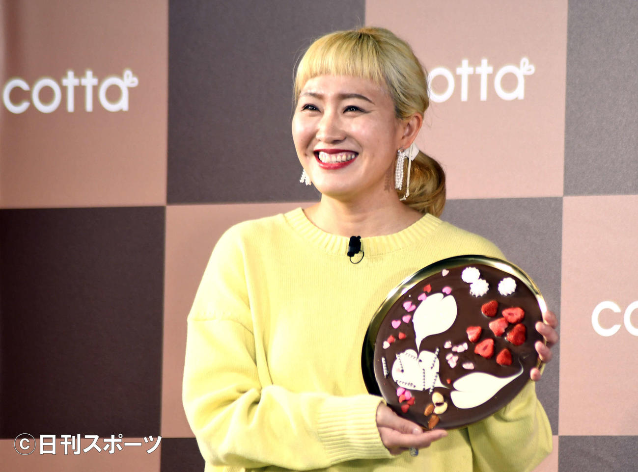 お菓子作り向けサイト「cotta」新商品発表会で手作りチョコを手に笑顔の丸山桂里奈（撮影・大友陽平）