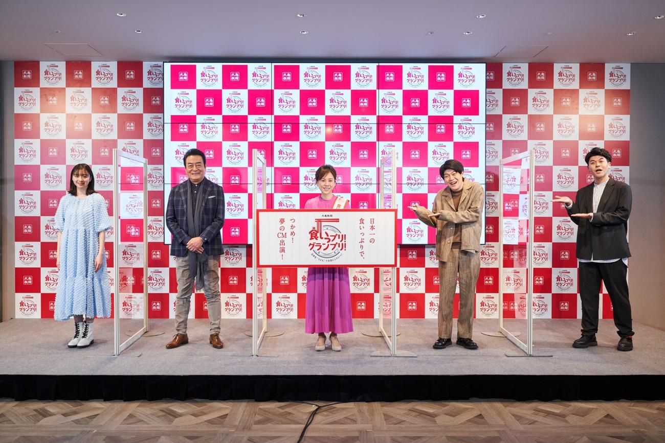 丸亀製麺イベントに出席する、左から田鍋梨々花、高橋英樹、高橋真麻、土佐兄弟の有輝、卓也