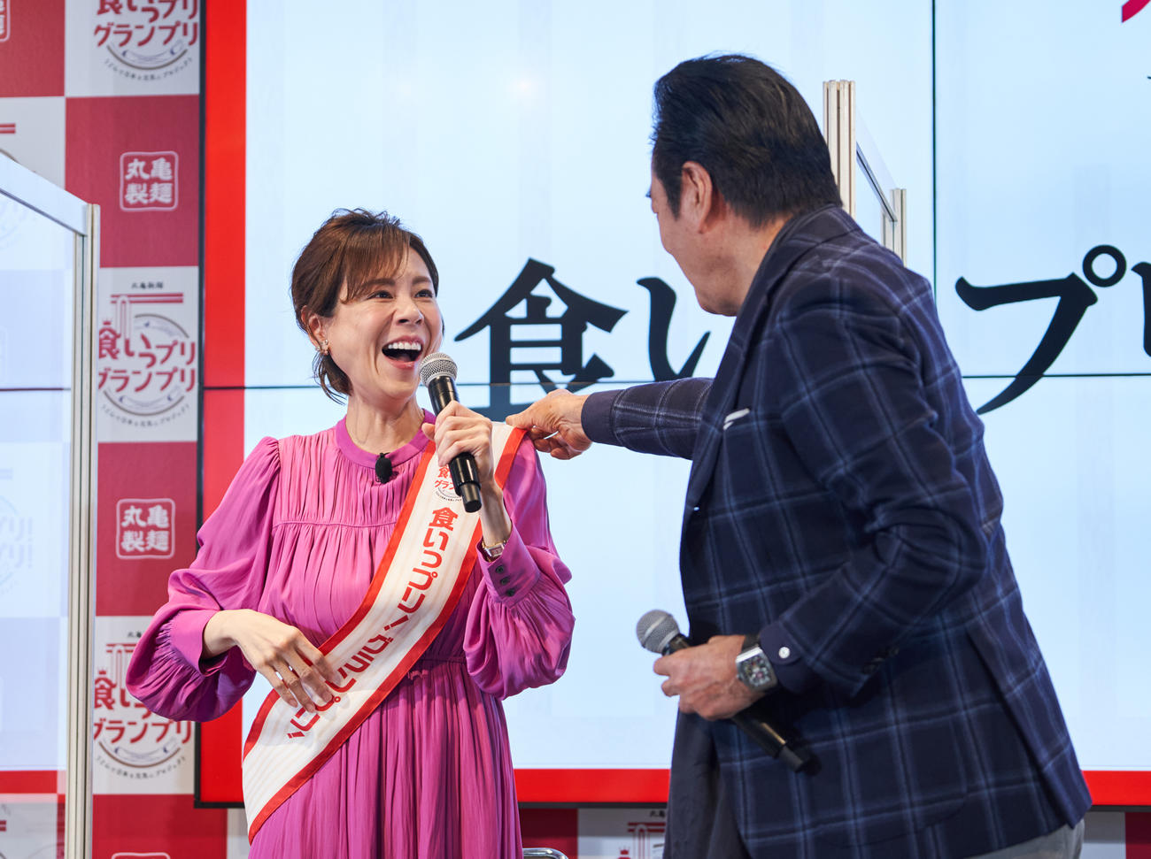 丸亀製麺「食いっプリ！　グランプリ！」イベントでうどん愛を語る高橋真麻（左）と高橋英樹
