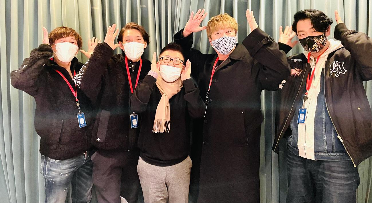 純烈のメンバーとポーズをとる生島ヒロシ（左から3人目）
