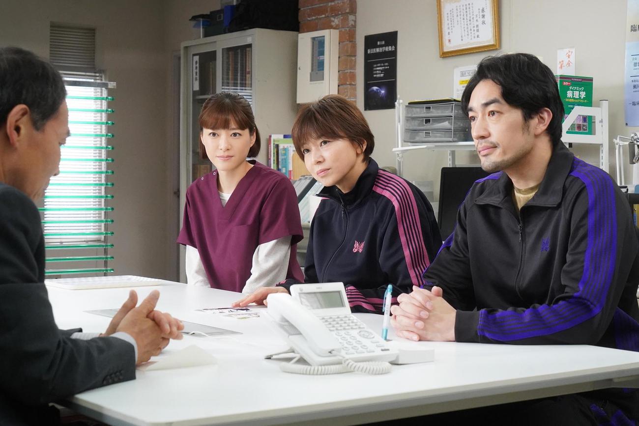 朝顔（上野樹里＝左）の元へ、夏目茶子（山口智子＝中）が若林昭信（大谷亮平）を連れて現れる（C）フジテレビ