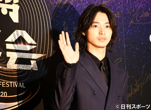 「WEIBO Account Festival in Tokyo 2020」のレッドカーペットに登場した山崎賢人（撮影・大友陽平）