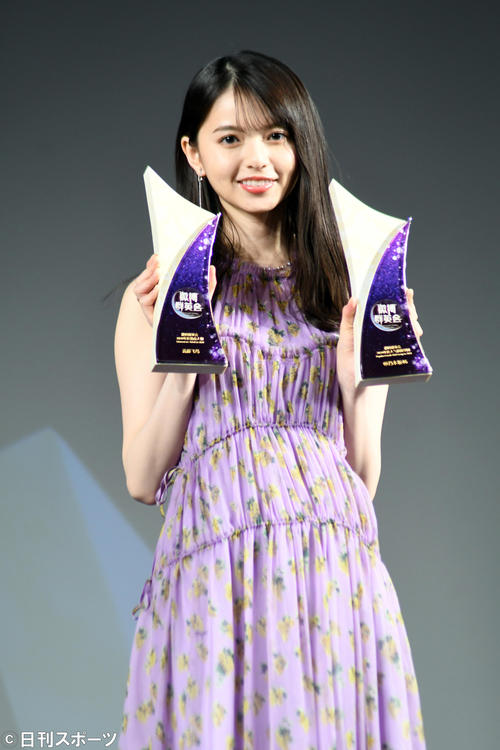 「WEIBO Account Festival in Tokyo 2020」　グループと個人でダブル受賞し笑顔の乃木坂46齋藤飛鳥（撮影・大友陽平）