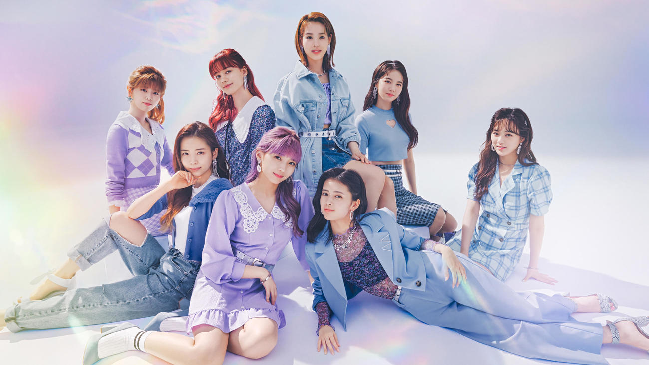 「H＆M」のキャンペーンアンバサダーに就任したNiziU。後列左からRIKU、NINA、MAKO、AYAKA、RIO、前列左からMAYA、MAYUKA、RIMA