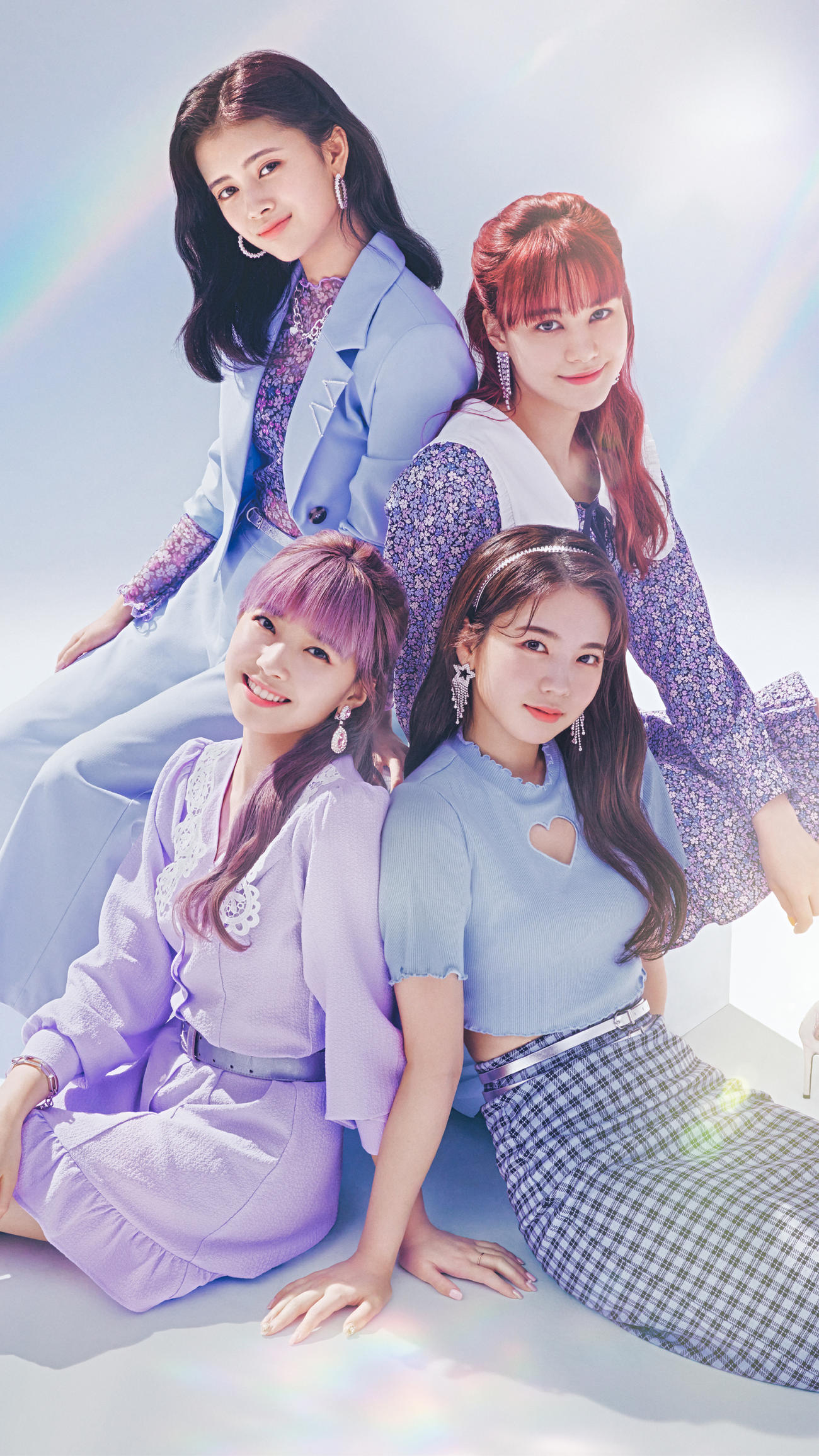 「H＆M」のキャンペーンアンバサダーに就任したNiziU。後列左から時計回りにRIMA、NINA、AYAKA、MAYUKA