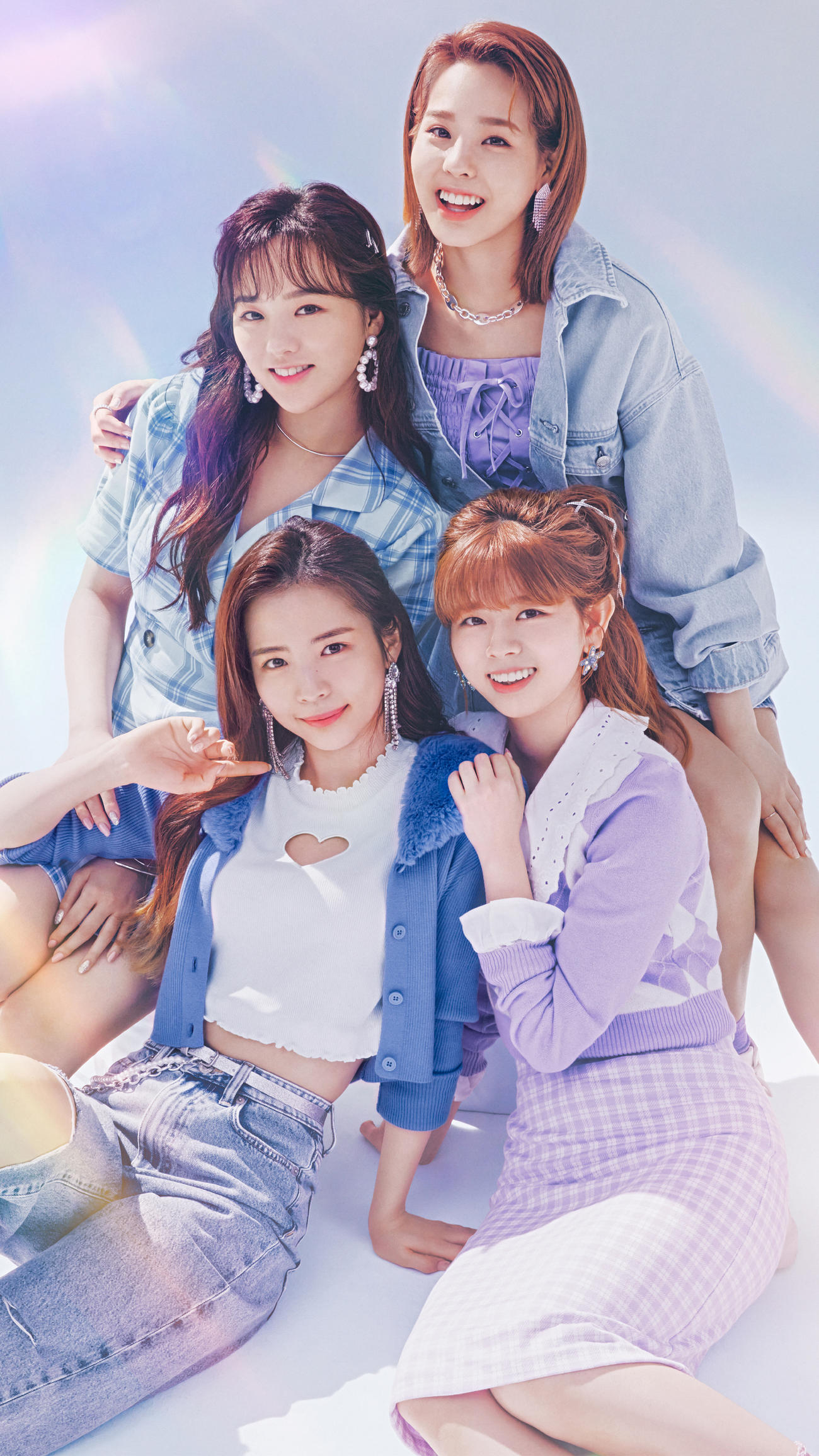 「H＆M」のキャンペーンアンバサダーに就任したNiziU。後列左から時計回りにRIO、MAKO、RIKU、MAYA