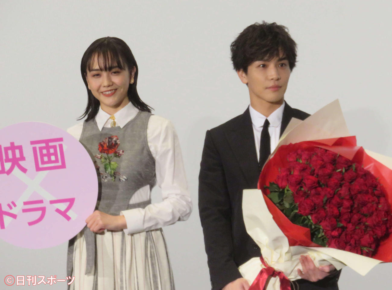 舞台あいさつに出席した松井愛莉（左）と岩田剛典