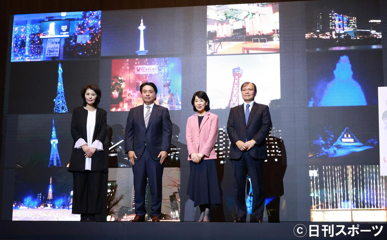 「UICCワールドキャンサーデー2021 Light up the world I AM AND I WILL－未来にひかりをつなぐライトアップ点灯式」で記念撮影する左から河原ノリエ氏、野田哲生氏、吉永小百合、中釜斉氏（撮影・中島郁夫）