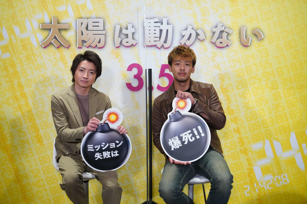 映画「太陽は動かない」のライブ生配信イベントに登場した藤原竜也（左）と竹内涼真（右）