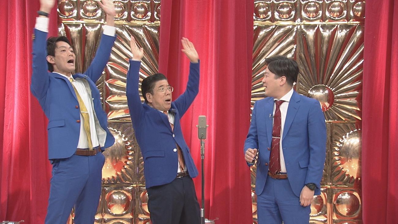 後輩コンビ「ネイビーズアフロ」（両端）とトリオ漫才を演じた西川きよし