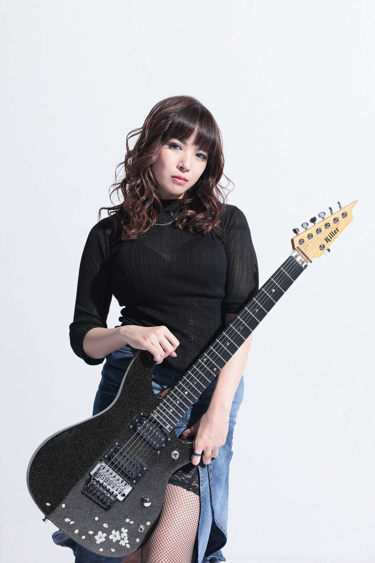 ソロとして初のオリジナルギターインストゥルメンタル曲「BRIGHTNESS」をリリースするSAKI