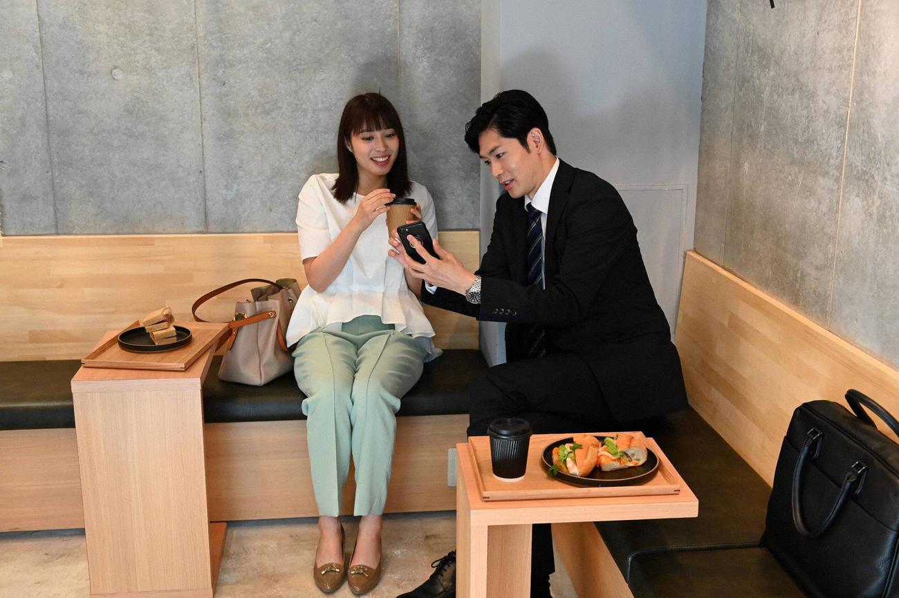 澪（広瀬アリス＝左）と津山（松下洸平）の仲は深まっていく（C）フジテレビ