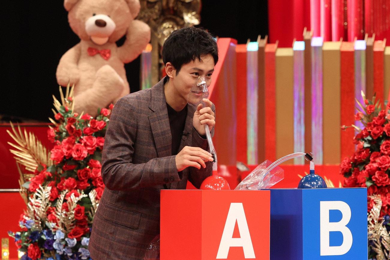 2つの箱の臭いを嗅ぐ松坂桃李（C）フジテレビ