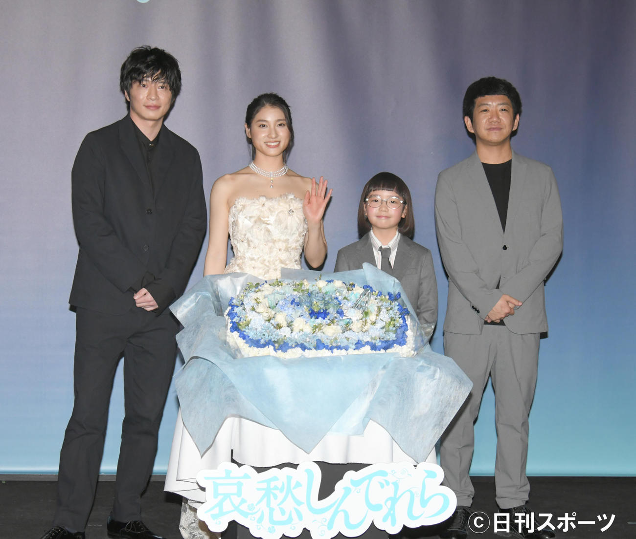 「哀愁しんでれら」の初日舞台あいさつで、記念撮影する左から田中圭、土屋太鳳、COCO、渡部亮平監督（撮影・酒井清司）