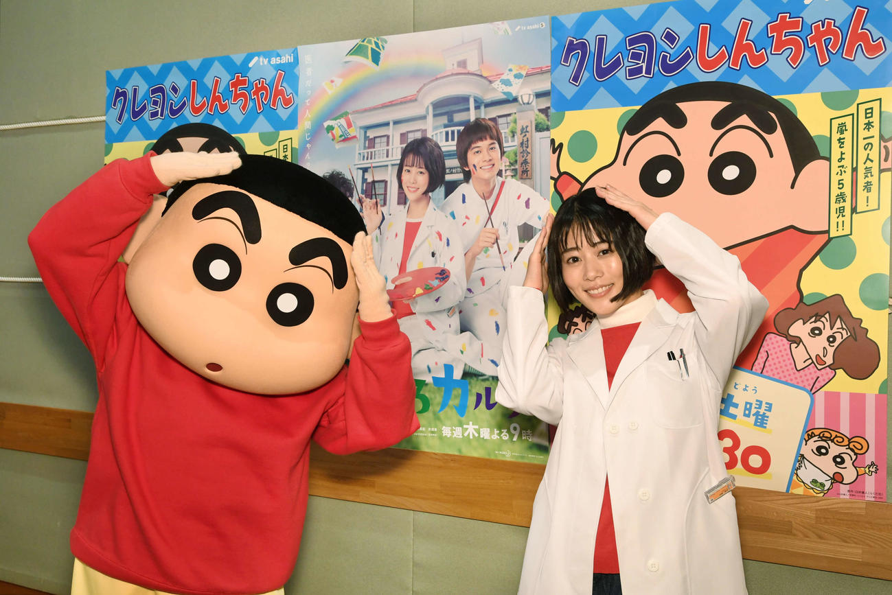 高畑充希（右）は野原しんのすけと記念撮影（C）臼井儀人／双葉社・シンエイ・テレビ朝日・ADK