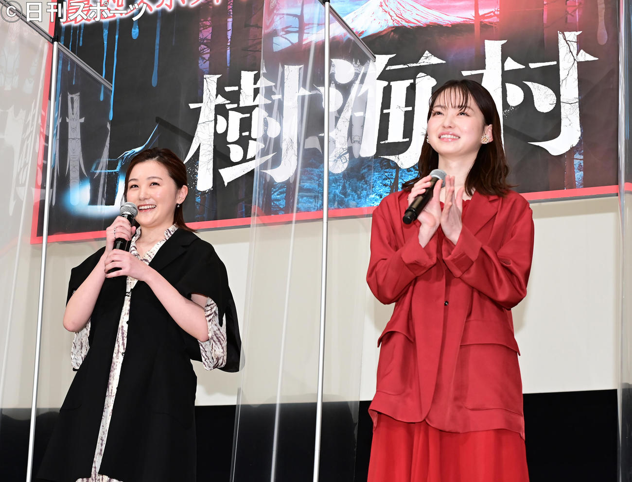 映画「樹海村」初日舞台あいさつに臨む山口まゆ（左）と山田杏奈（撮影・小沢裕）