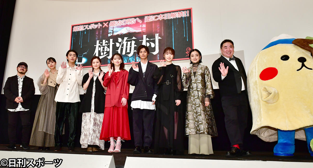 映画「樹海村」初日舞台あいさつに臨む山口まゆ、山田杏奈、神尾楓珠ら（撮影・小沢裕）