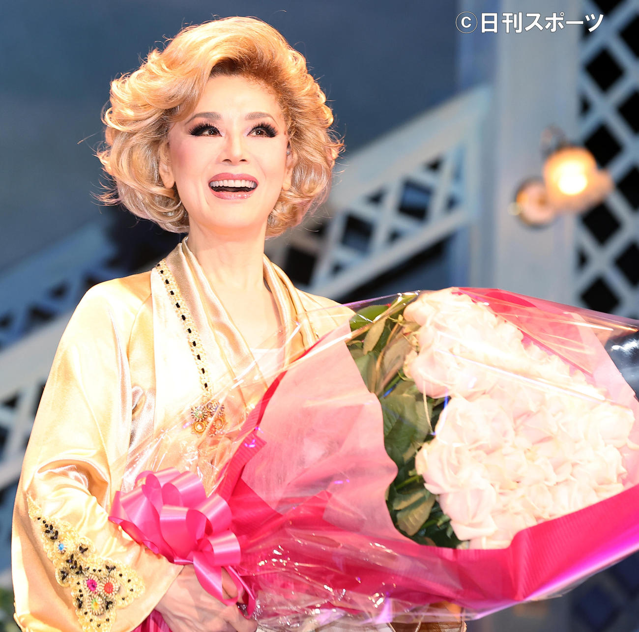 舞台「ローズのジレンマ」公開ゲネプロの前、この日誕生日の大地真央は神田沙也加からサプライズで花束を贈られ感激のあまり涙を浮かべる（撮影・浅見桂子）