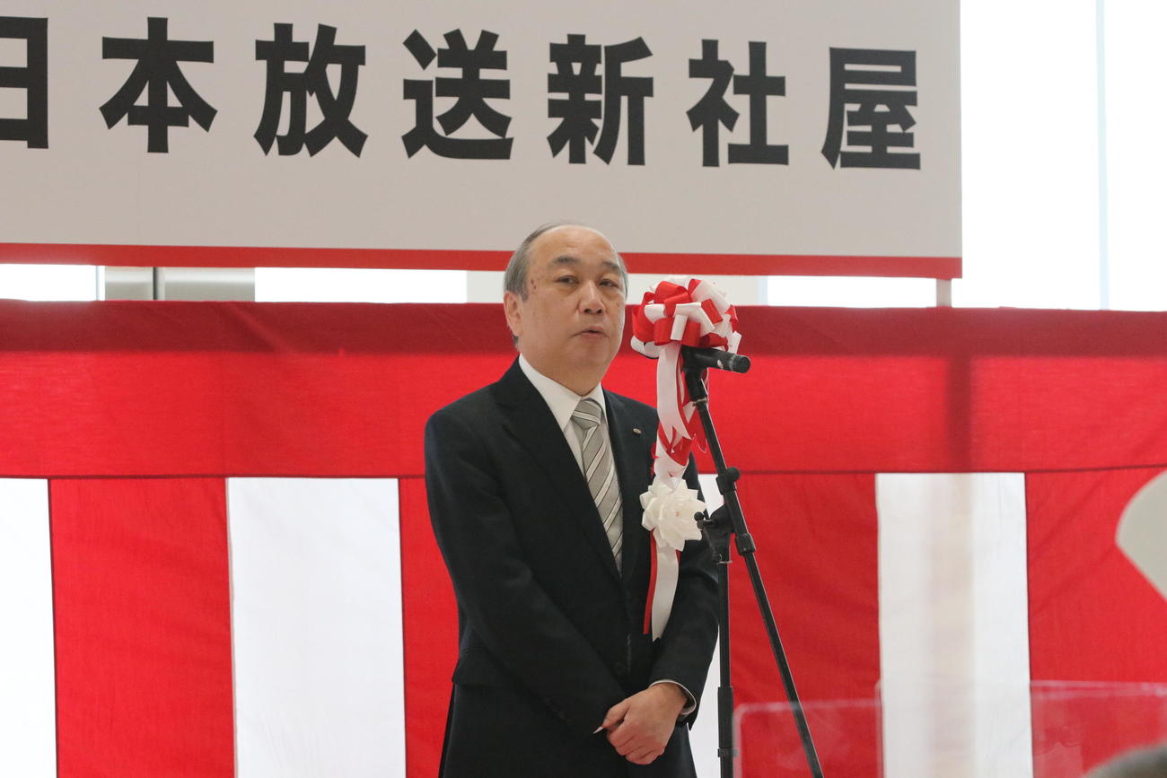 直会であいさつする東日本放送・佐藤社長