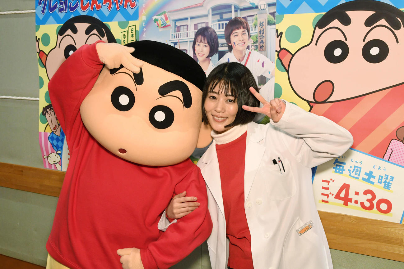 高畑充希（右）は野原しんのすけと記念撮影（C）臼井儀人／双葉社・シンエイ・テレビ朝日・ADK