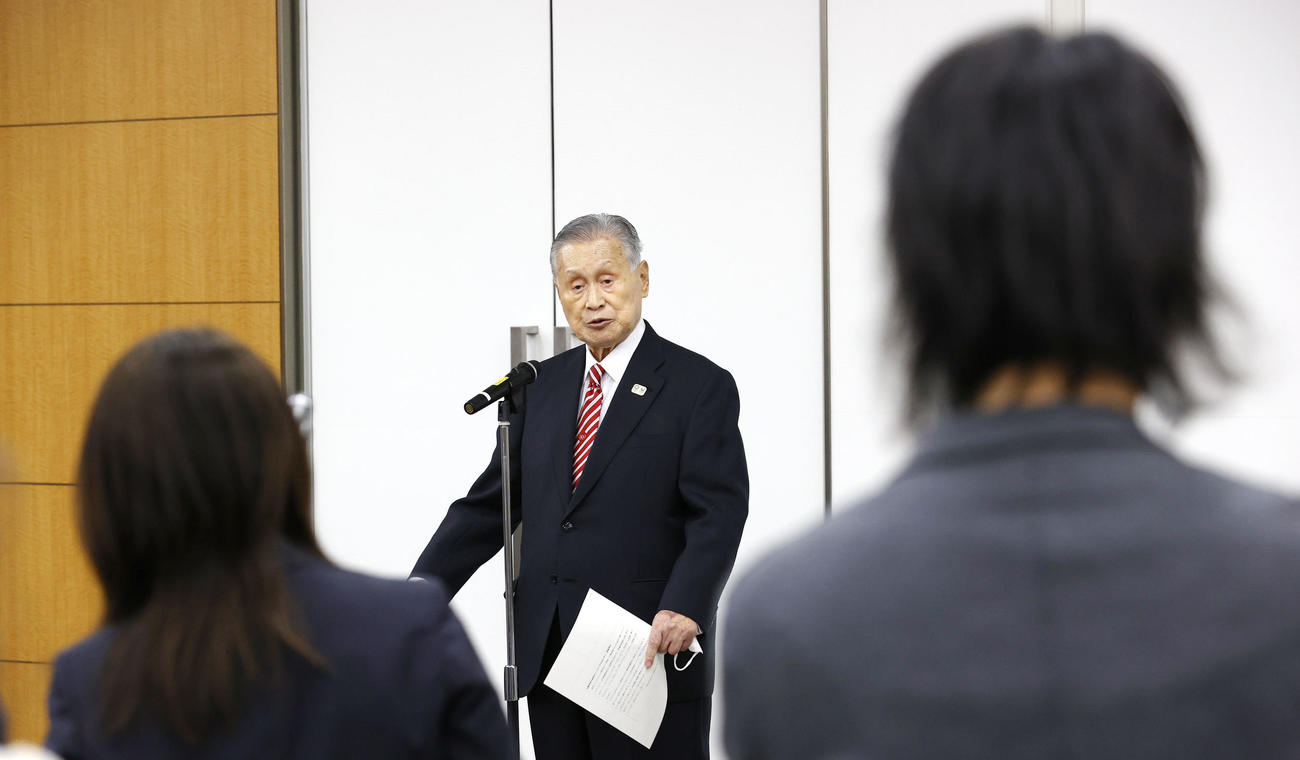 取材に応じる森会長（2021年2月4日代表撮影）
