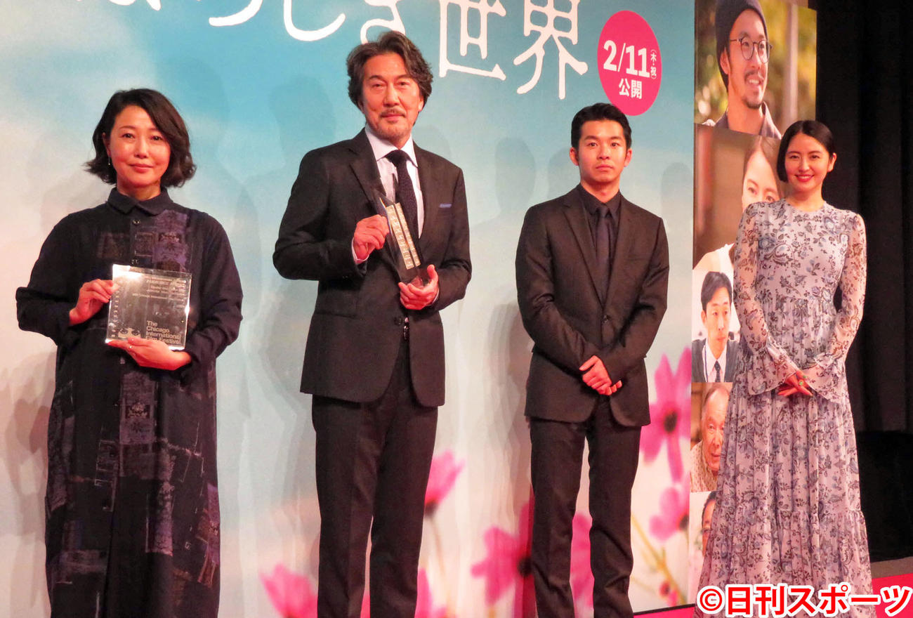 1月21日、「すばらしき世界」プレミア上映会に登壇した、左から西川美和監督、主演の役所広司、仲野太賀、長澤まさみ