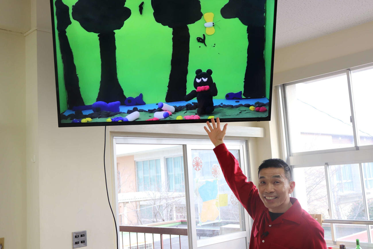 クレイアニメ教室を行ったまるむし商店の磯部公彦（吉本興業提供）