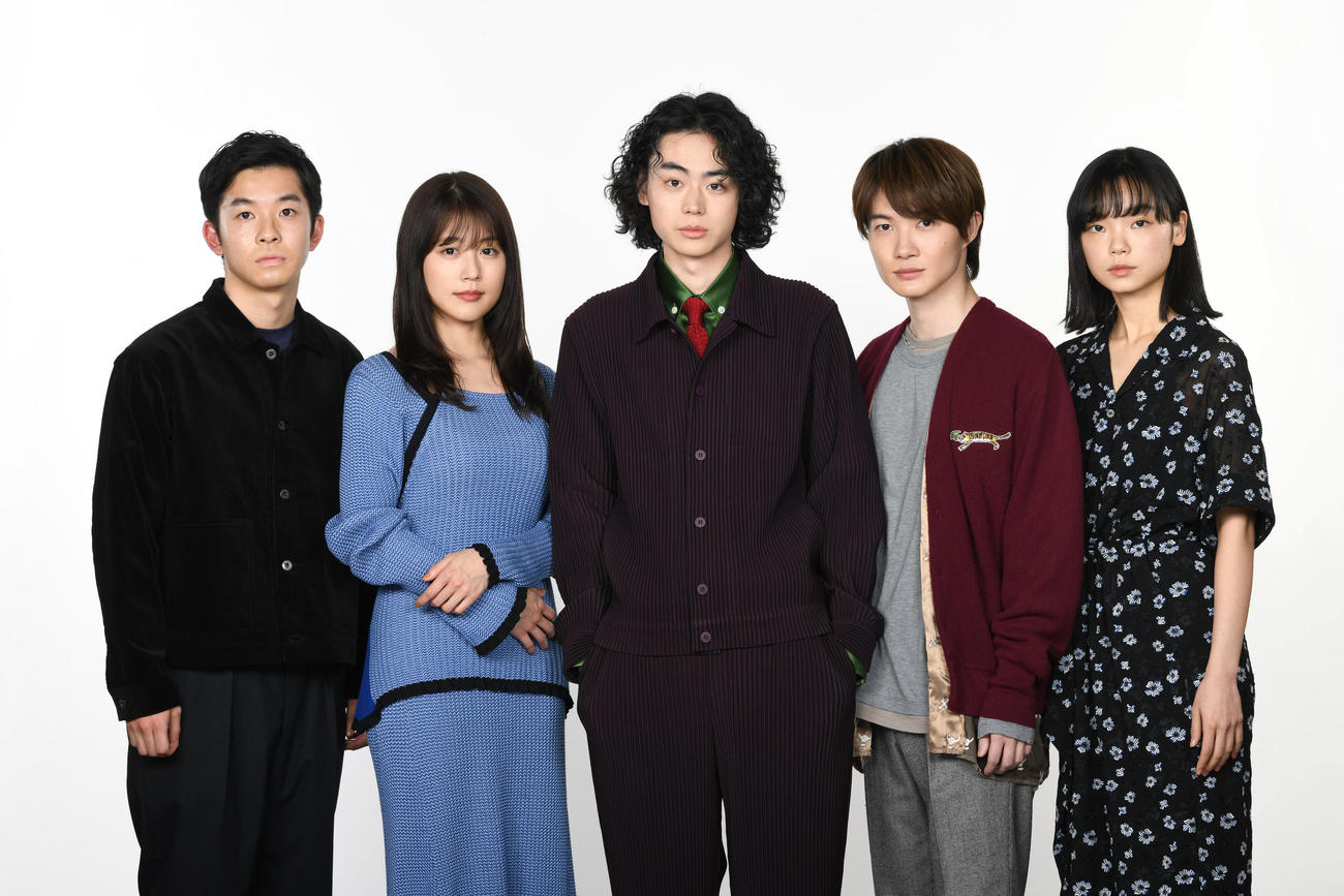 日本テレビ系連続ドラマ「コントが始まる」に出演する、左から仲野太賀、有村架純、菅田将暉、神木隆之介、古川琴音