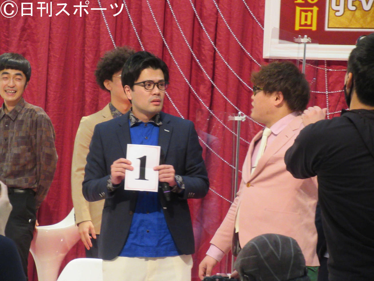 「第10回ytv漫才新人賞決定戦」取材会で、1番を引いたマユリカ阪本（撮影・星名希実）
