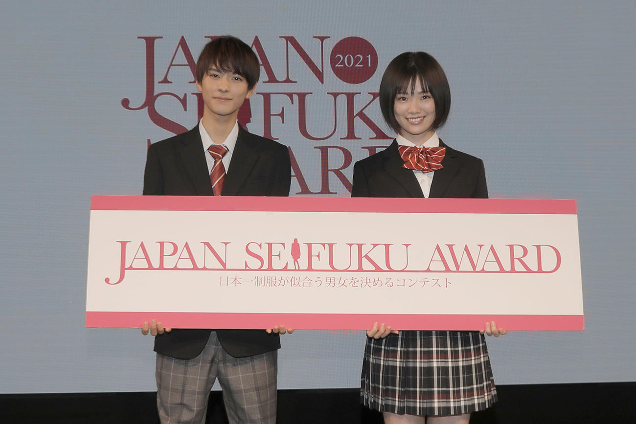 「第8回日本制服アワード」でグランプリを獲得した酒寄楓太（左）と竹内詩乃