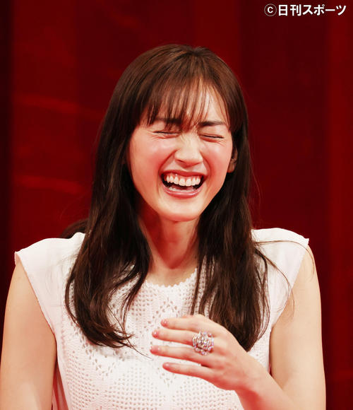劇場版「奥様は取り扱い注意」のイベントに登場した綾瀬はるか(撮影・野上伸悟)