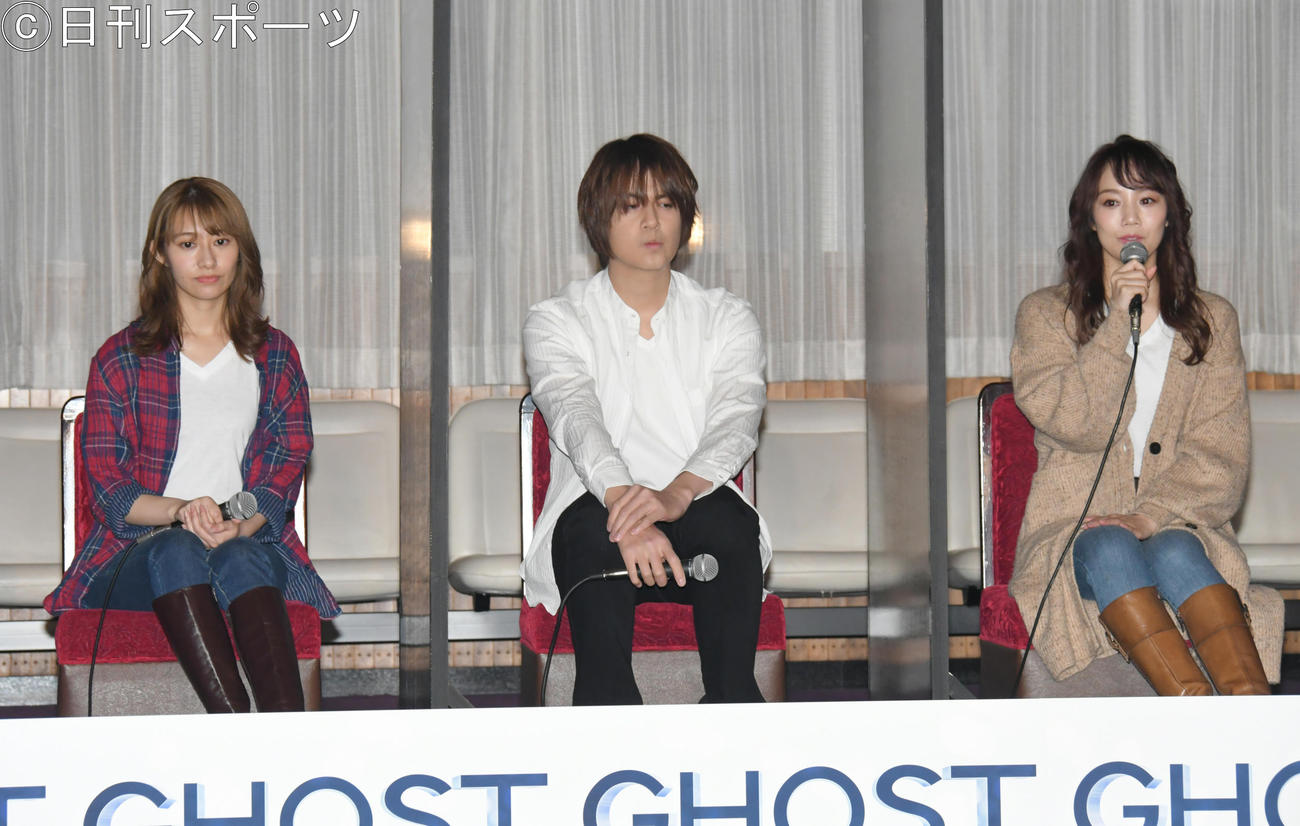 ミュージカル「GHOST」の再演が決まった。会見するサム役の浦井健治（中央）、左はモリー役の桜井玲香、右は同・咲妃みゆ（撮影・酒井清司）