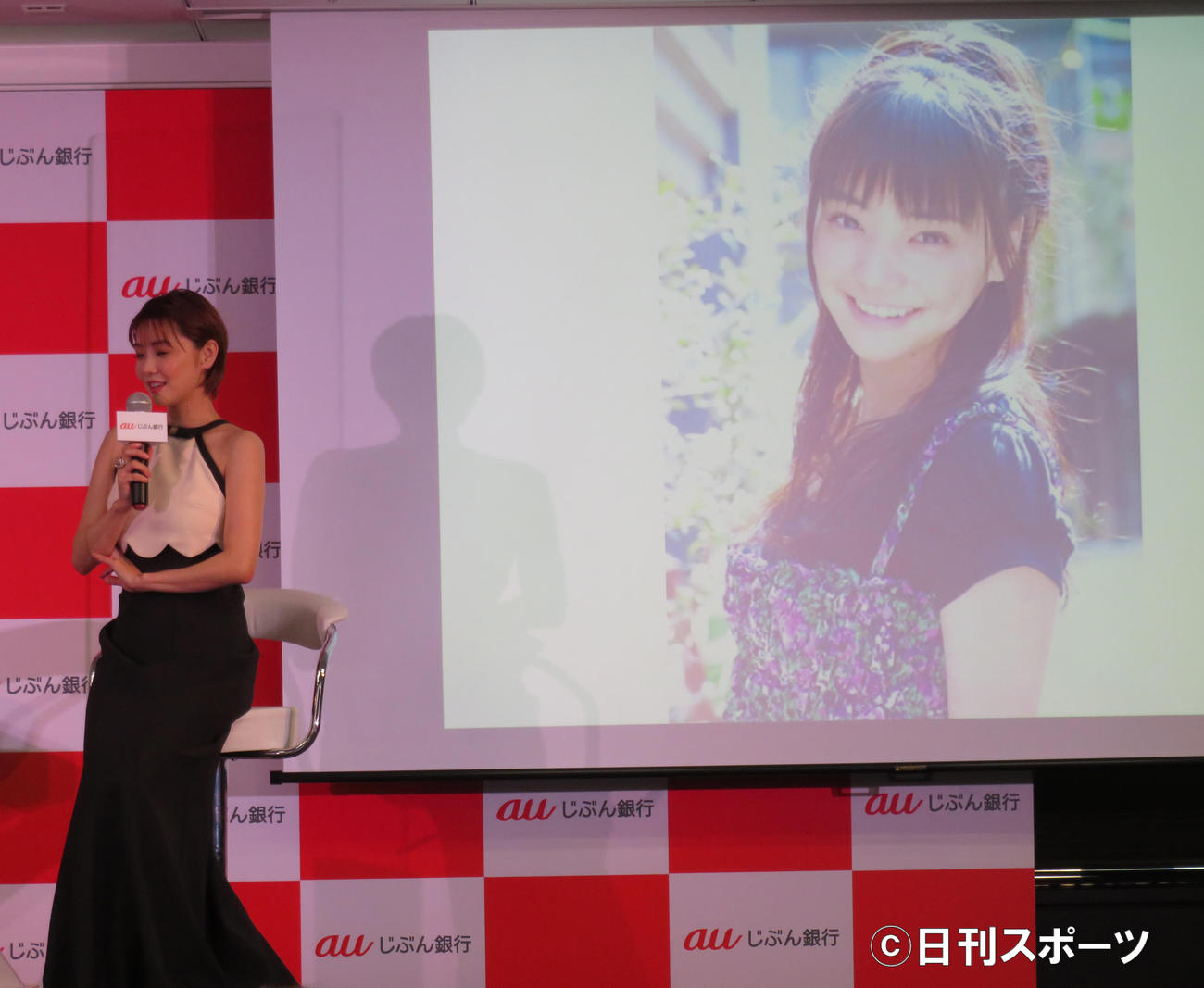 イベントに登壇した倉科カナと、デビュー時の写真（撮影・佐藤勝亮）