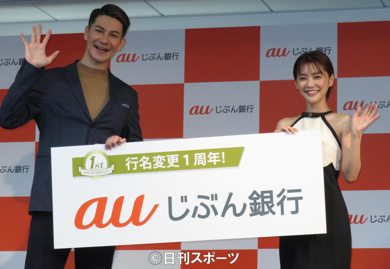 イベントに登壇したJOY（左）と倉科カナ（撮影・佐藤勝亮）