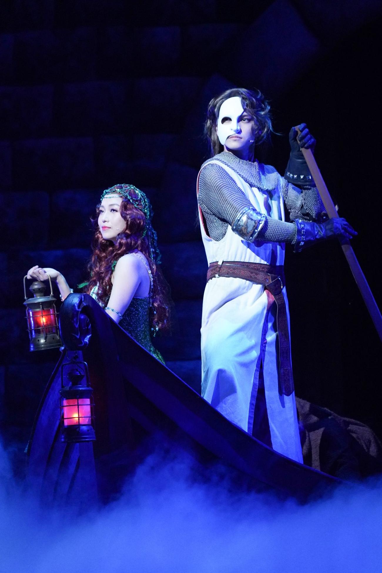上演中のミュージカル「モンティ・パイソンのSPAMALOT」で新境地を見せている新妻聖子（左）