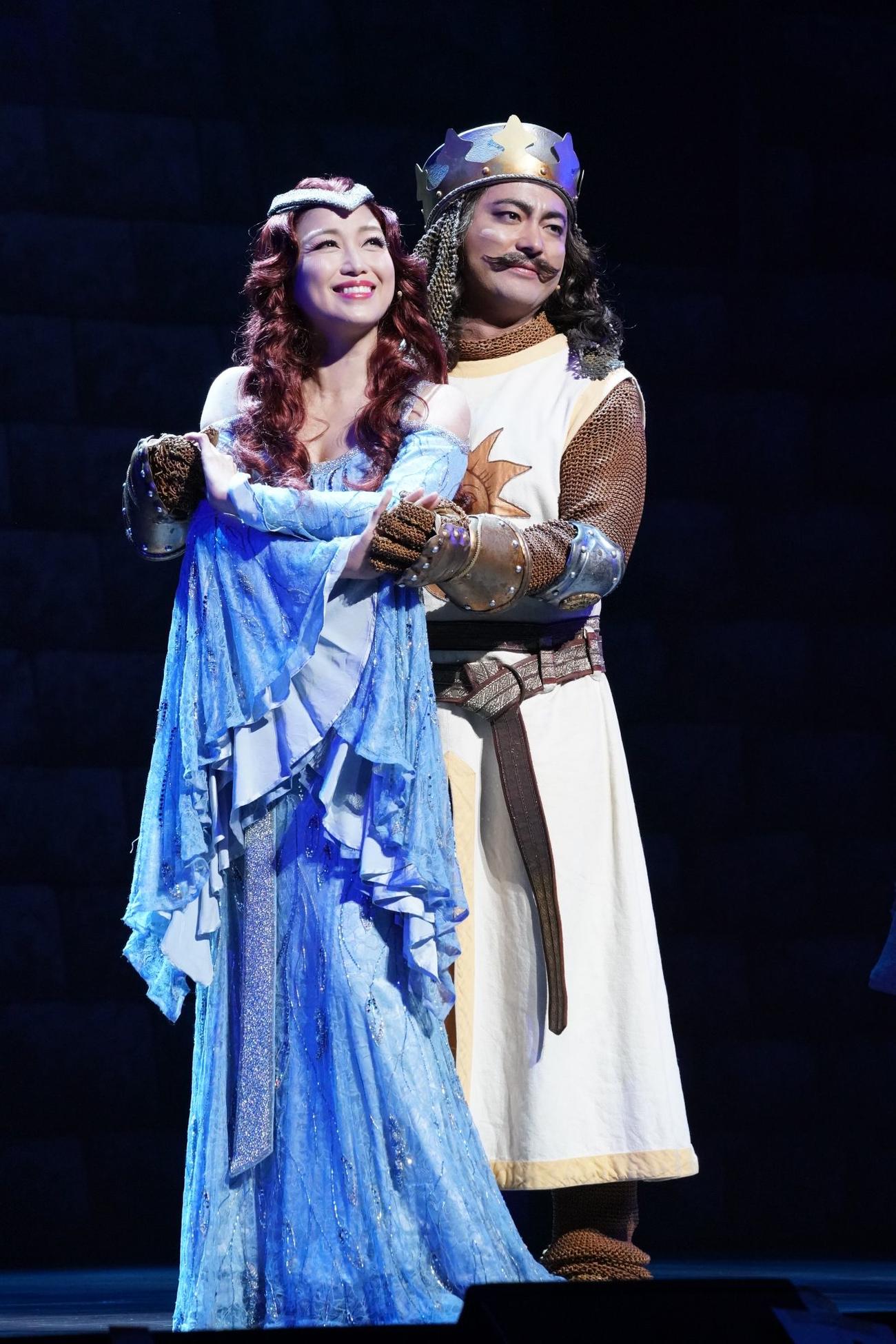上演中のミュージカル「モンティ・パイソンのSPAMALOT」で新境地を見せている新妻聖子（左）。右は山田孝之