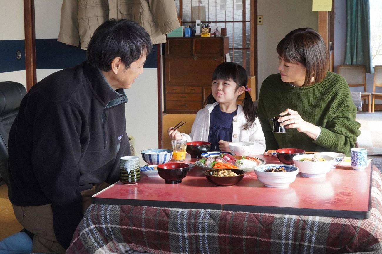 平（時任三郎＝左）に会いに来たつぐみ（加藤柚凪＝中）と朝顔（上野樹里）（C）フジテレビ