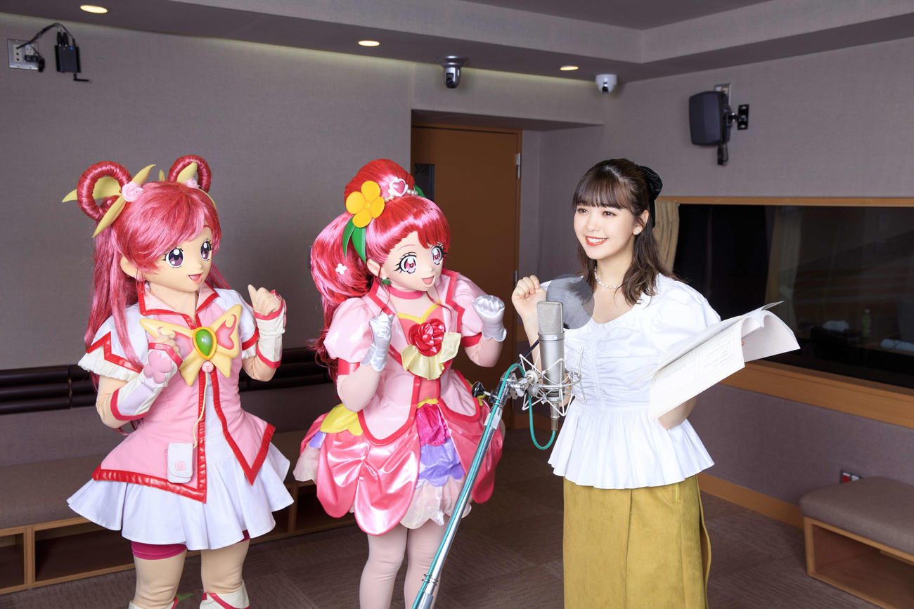 アフレコに臨む藤田ニコル