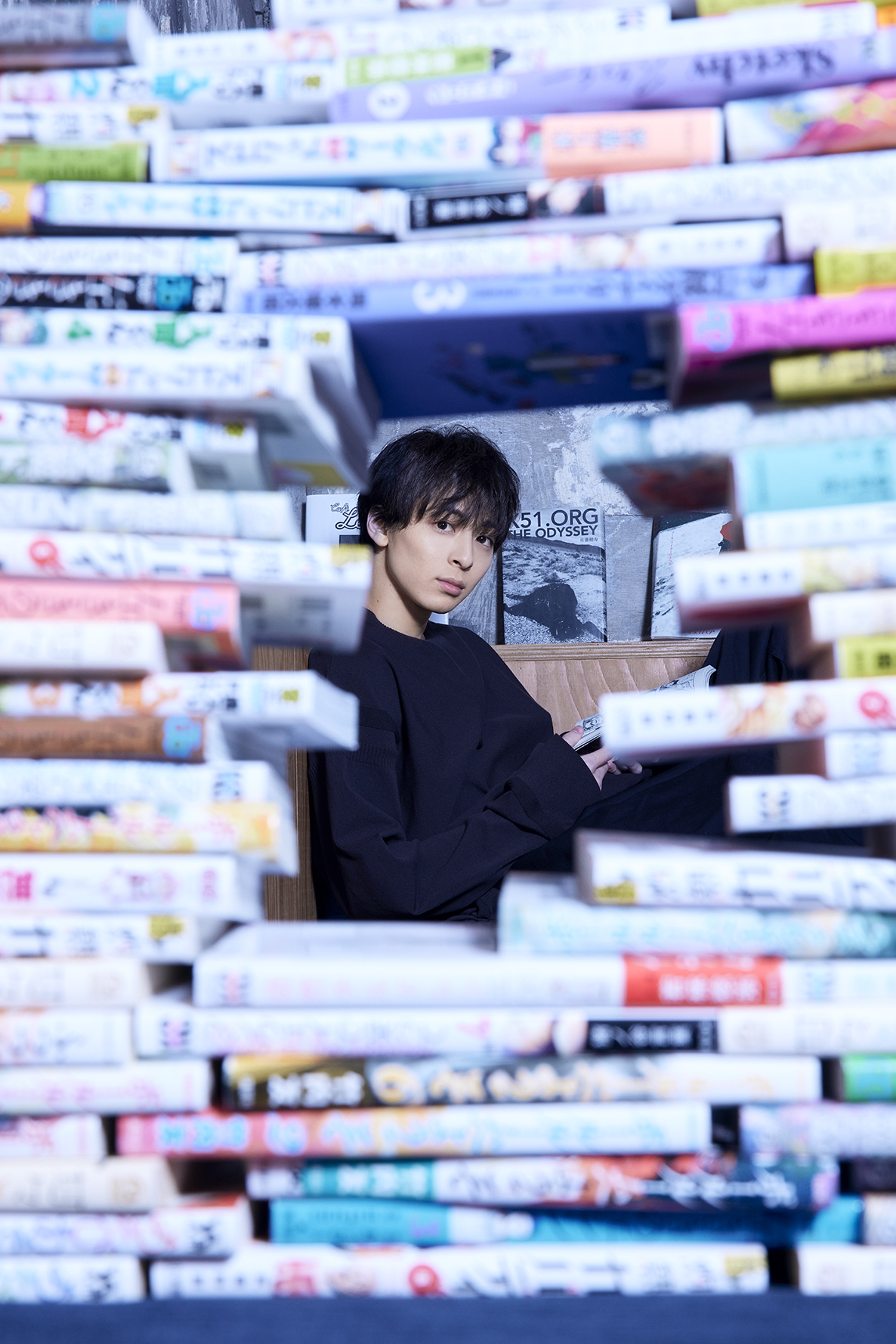 高杉真宙の初のフォトエッセーでは「漫画喫茶の店主の1日」をテーマに荒木勇人氏による撮り下ろしも掲載される