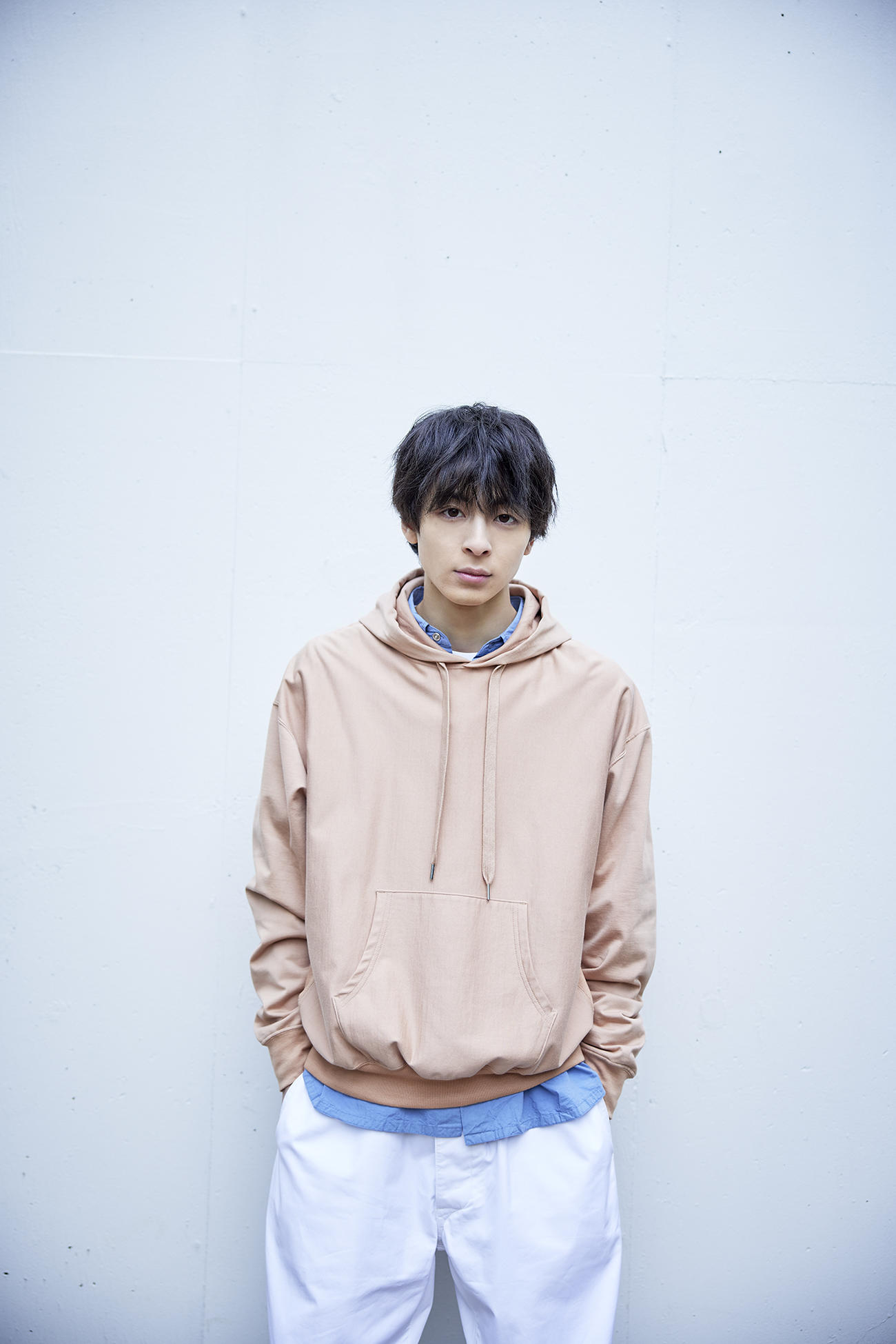 高杉真宙の初のフォトエッセーでは「漫画喫茶の店主の1日」をテーマに荒木勇人氏による撮り下ろしも掲載される