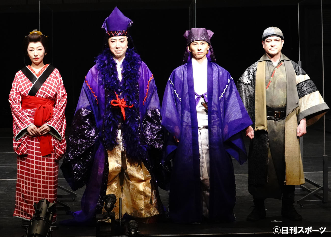 舞台「藪原検校」の取材会に出席した、左から松雪泰子、市川猿之助、V6三宅健、川平慈英（撮影・佐藤成）