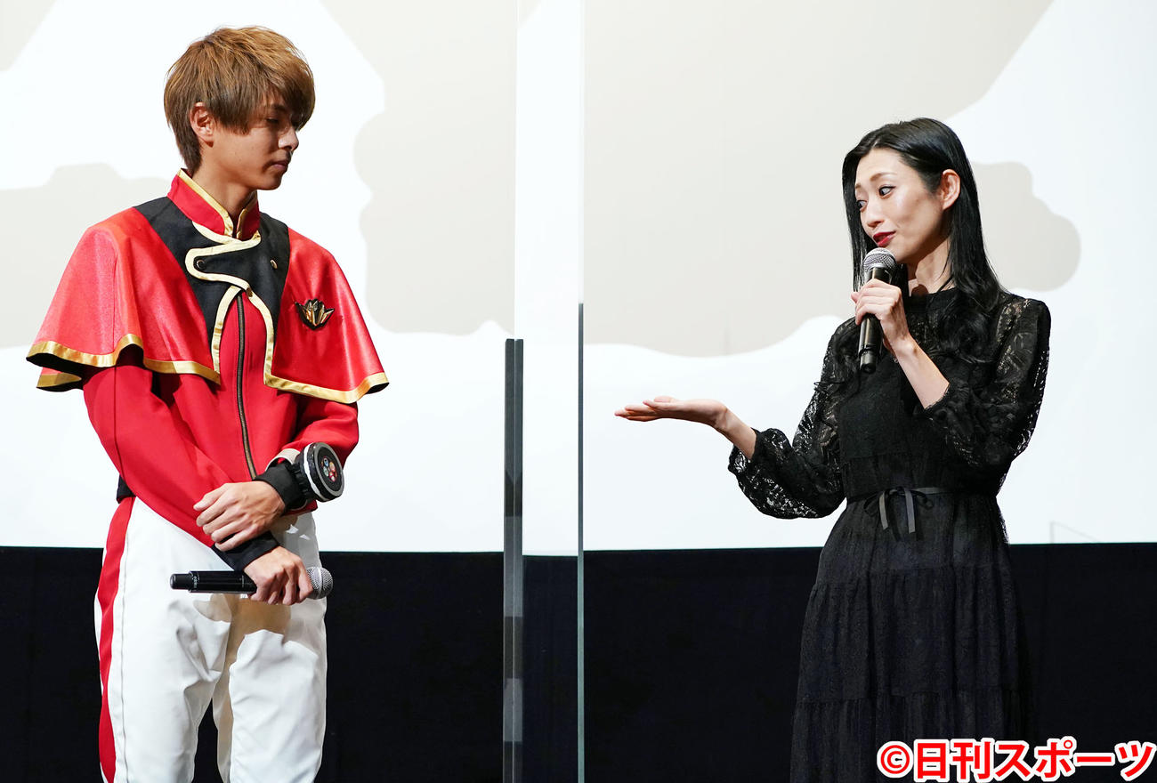 「スーパー戦隊МОVIEレンジャー2021」完成報告イベントに参加し、役への思いを話す壇蜜。左は小宮璃央（撮影・菅敏）