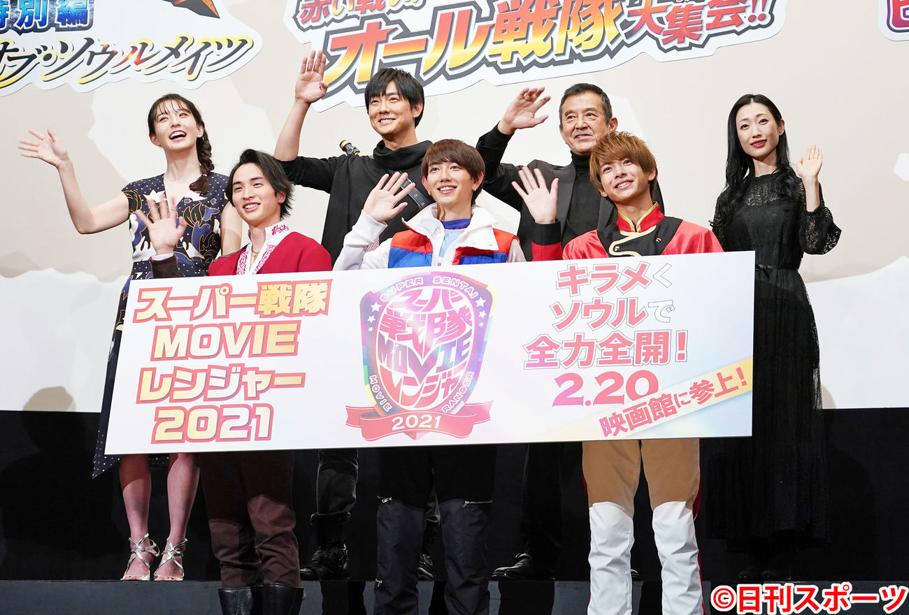 「スーパー戦隊МОVIEレンジャー2021」完成報告イベントに参加し記念写真に納まる、前列左から一ノ瀬颯、駒木根葵汰、小宮璃央、後列左から宮原華音、長田成哉、誠直也、壇蜜（撮影・菅敏）