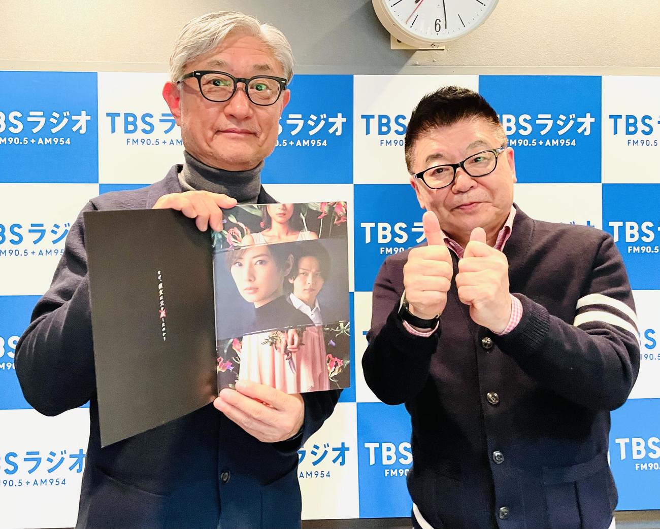 映画「ファーストラヴ」のパンフレットを持つ堤幸彦監督(左)とサプライズ出演の生島ヒロシ