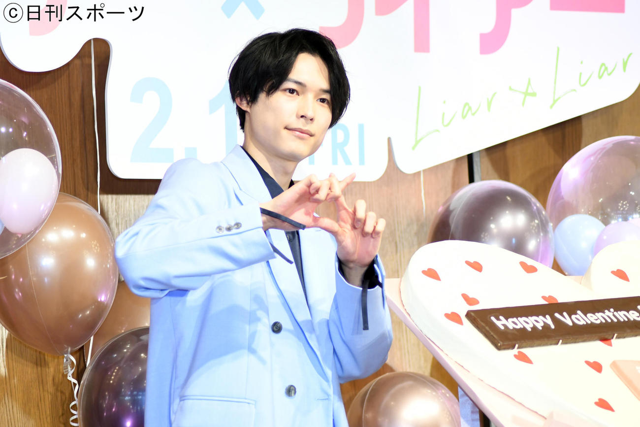 映画「ライアー×ライアー」バレンタイン＆公開直前イベントでポーズを決めるSixTONES松村北斗（撮影・大友陽平）